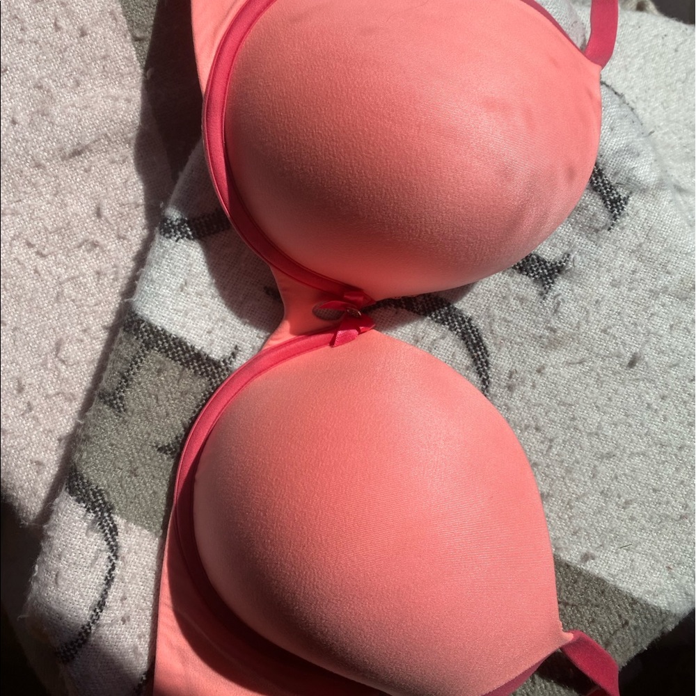 38 D Victoria Secret Bra